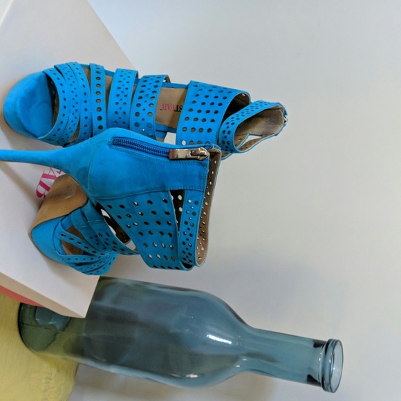 Heels - Picture 2 of 2